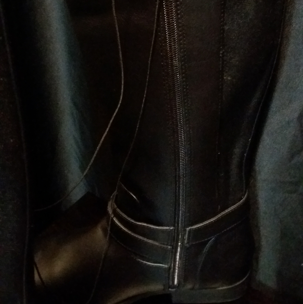 Excellent black leather zippered boots - Picture 4 of 6